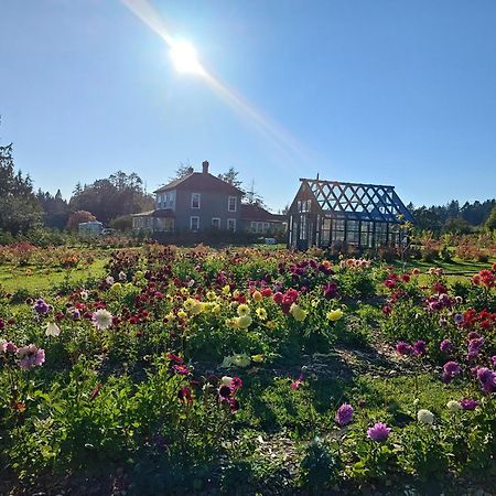 Woodside Farm Country Inn Sooke Exterior foto